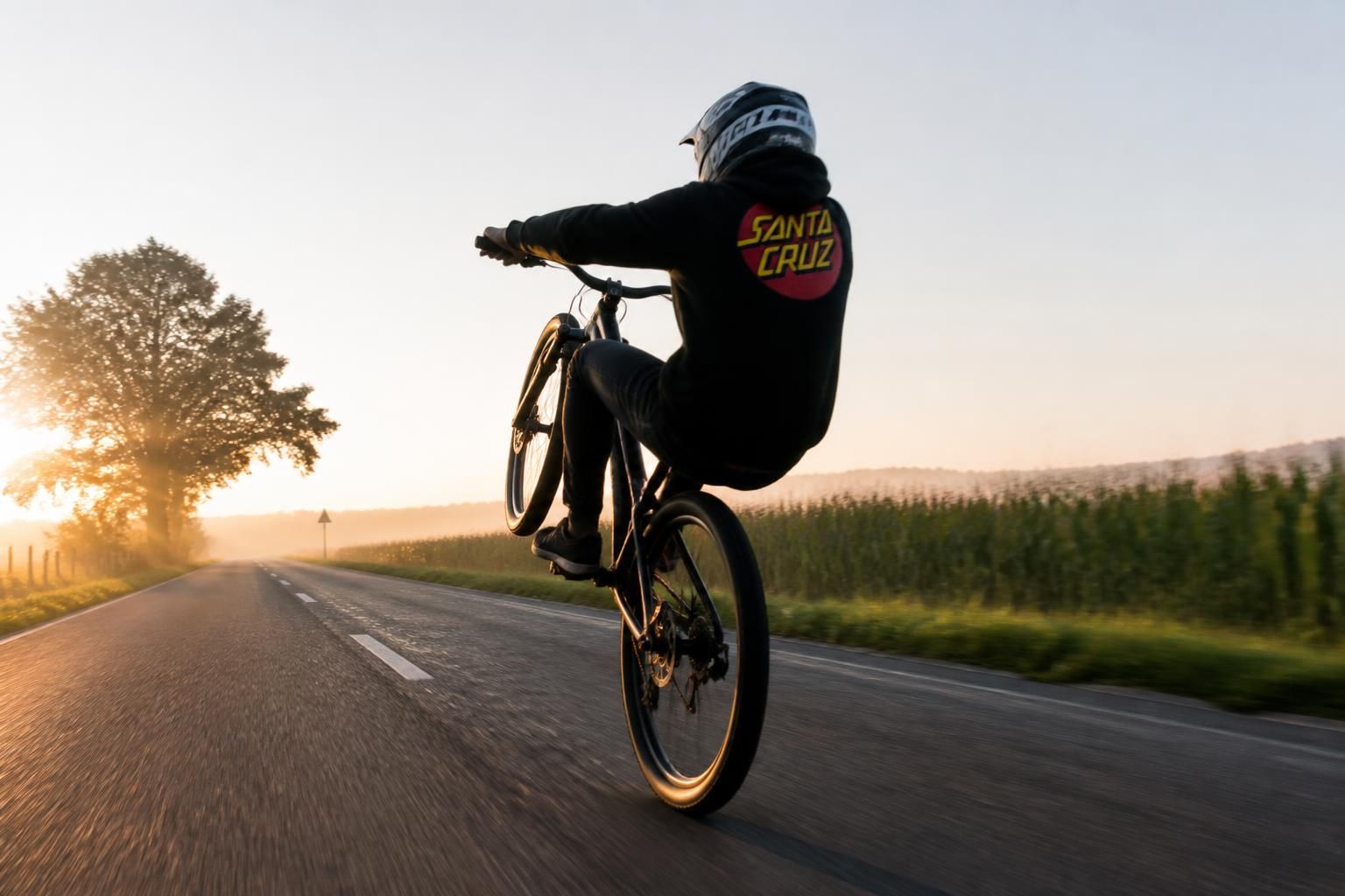 apprenez les techniques essentielles pour cabrer en vélo en toute sécurité. guide étape par étape pour maîtriser cet exercice et impressionner vos amis.