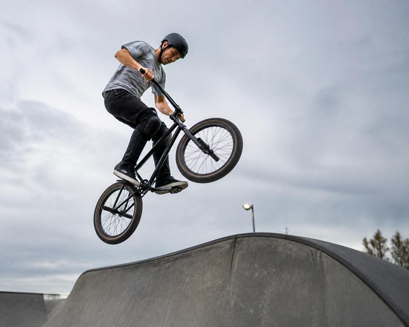 découvrez les différentes disciplines du bmx, les tailles adaptées et les critères essentiels pour bien choisir votre vélo bmx, que vous soyez débutant ou confirmé.