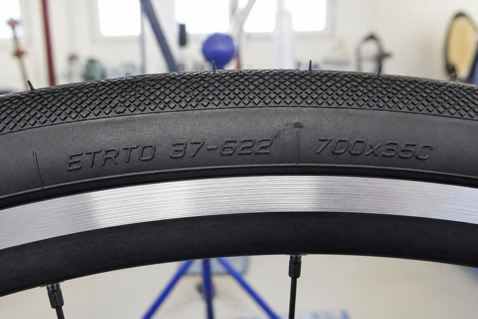découvrez comment choisir la chambre à air idéale pour votre vélo : tailles, types de valves et critères essentiels pour garantir performance et sécurité.