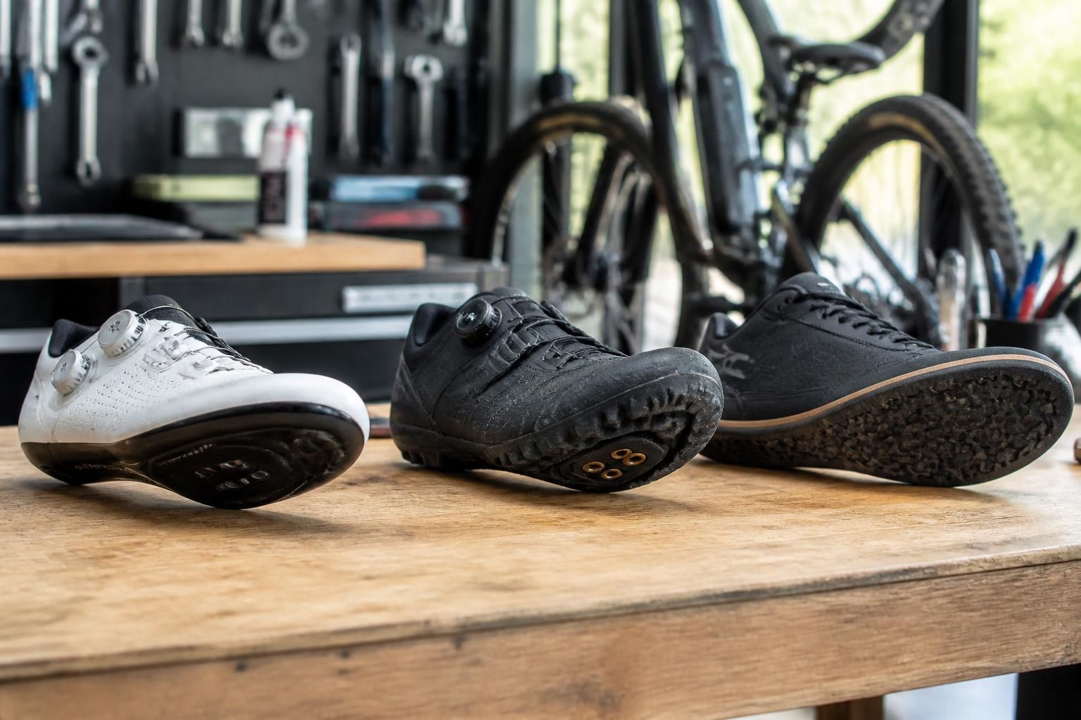 découvrez comment choisir des chaussures de cyclisme offrant un maintien optimal et une compatibilité parfaite avec vos pédales pour améliorer vos performances et votre confort.