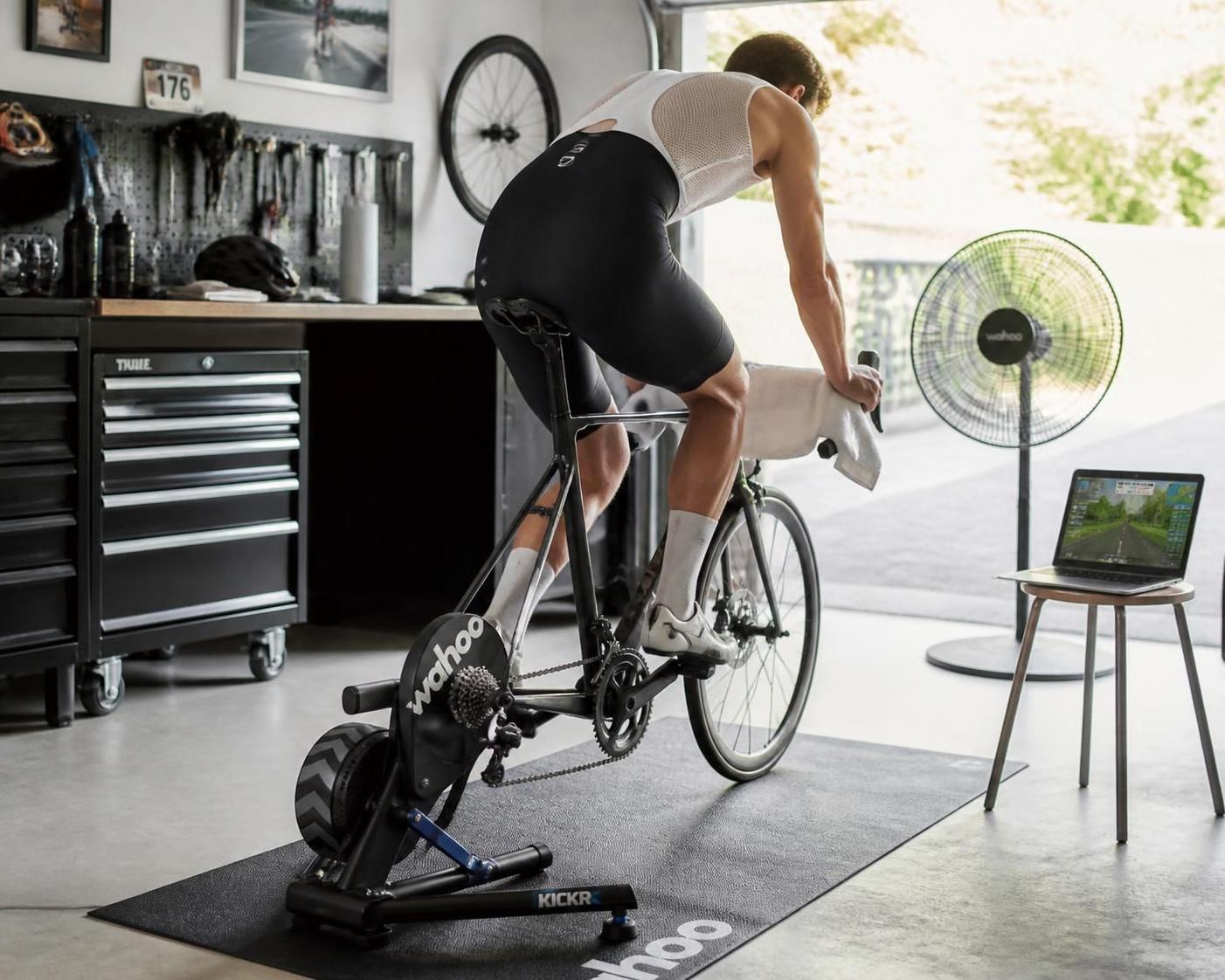 découvrez comment choisir un home trainer adapté à votre vélo et à vos objectifs d'entraînement pour optimiser vos séances à domicile en toute simplicité.