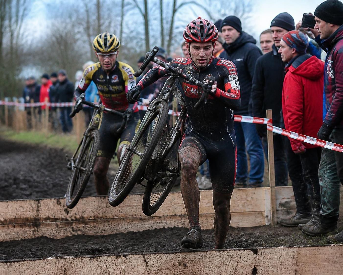 découvrez le cyclocross : une discipline cycliste unique, son équipement spécifique et les caractéristiques essentielles du vélo adapté pour affronter tous les terrains.