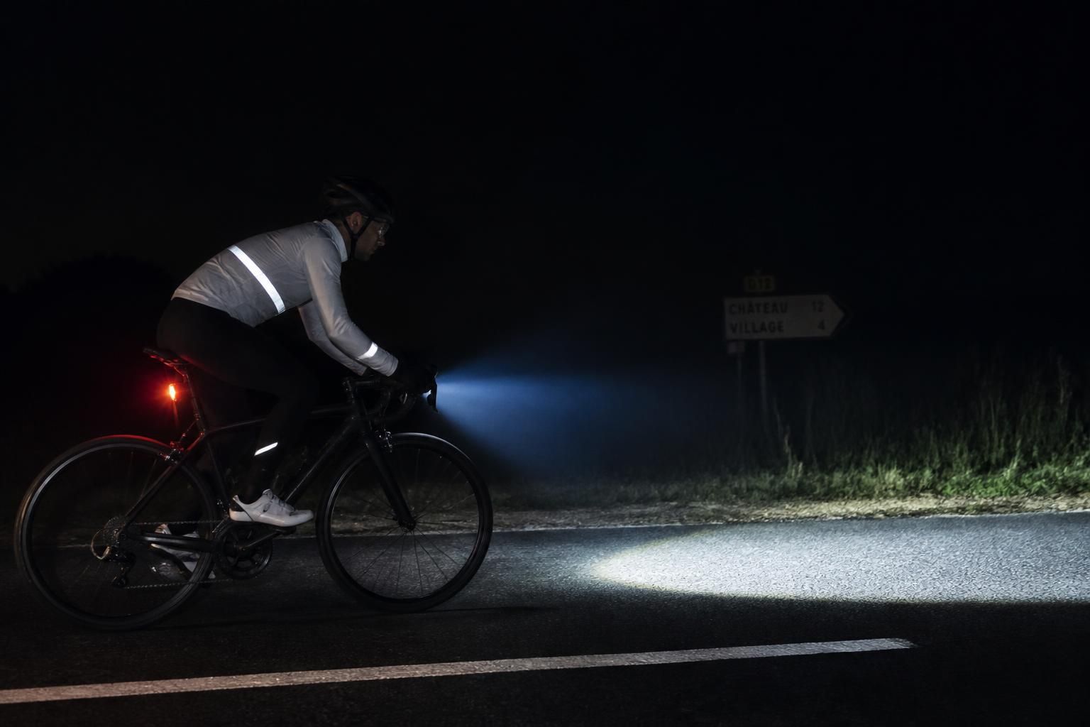 découvrez comment choisir l'éclairage vélo idéal en tenant compte des lumens, de l'autonomie et des critères essentiels pour rouler en toute sécurité et visibilité.