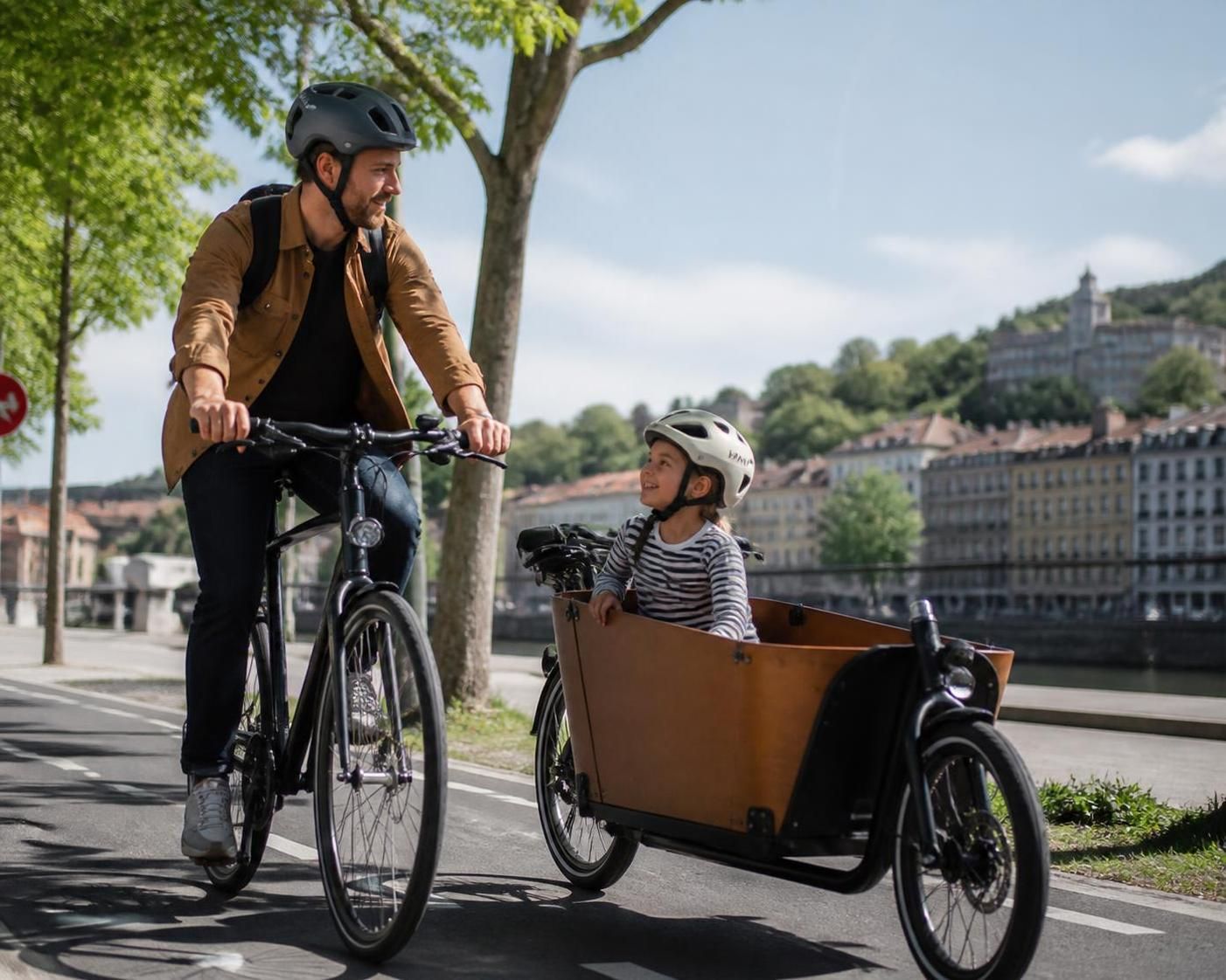 découvrez si le port du casque à vélo est obligatoire en france et quelles sont les règles de sécurité à connaître pour pédaler en toute légalité.