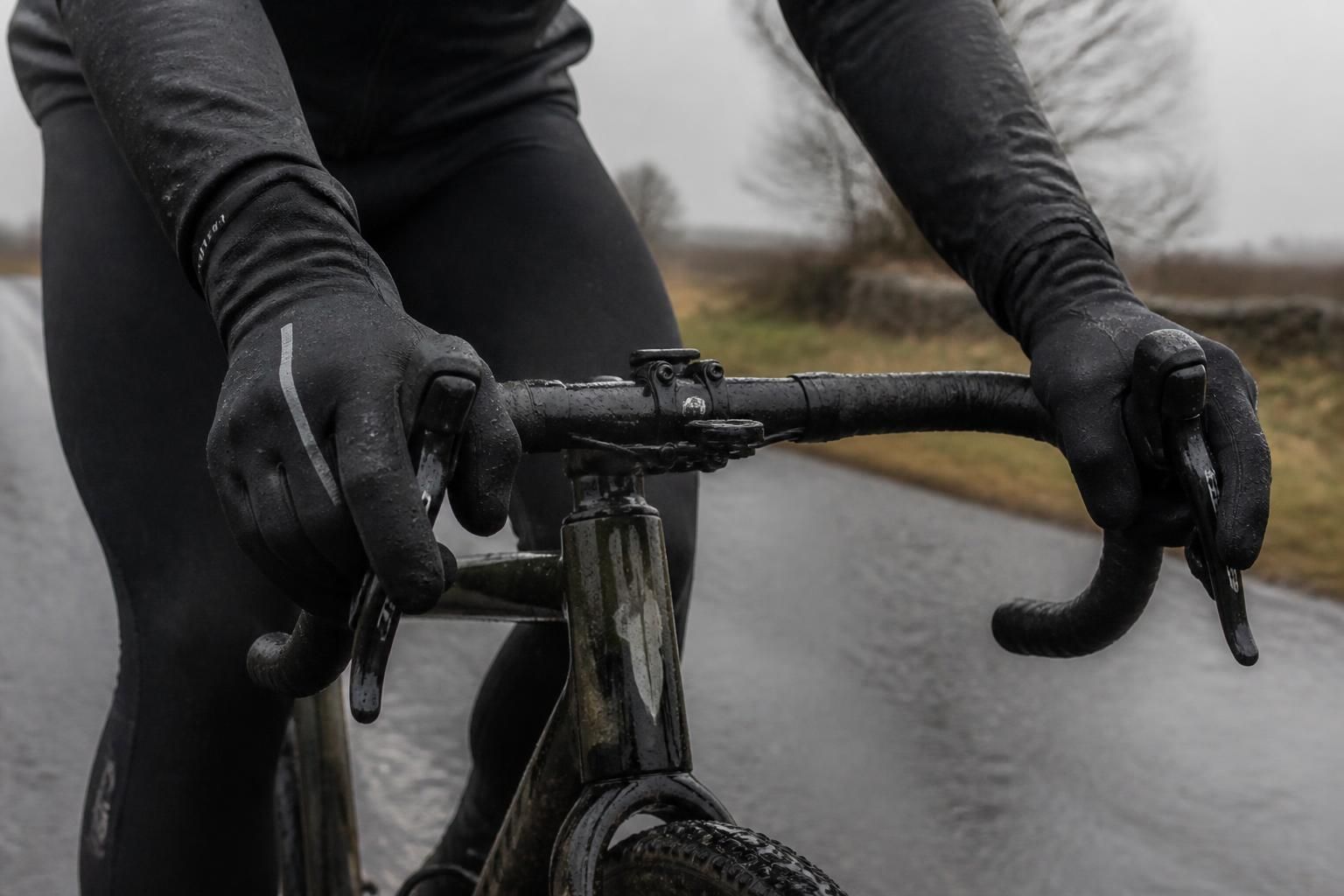 découvrez les différents types de gants vélo, leurs protections essentielles et les critères à considérer pour choisir les meilleurs gants adaptés à votre pratique.