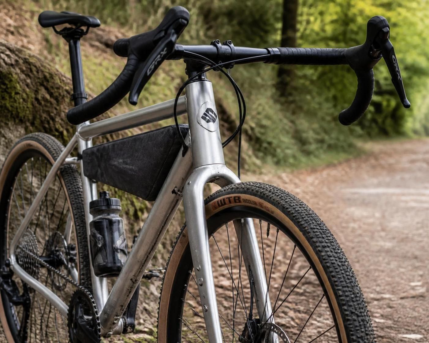 découvrez ce qu'est le gravel, ses différents usages et les critères essentiels pour bien choisir votre vélo gravel adapté à vos besoins.