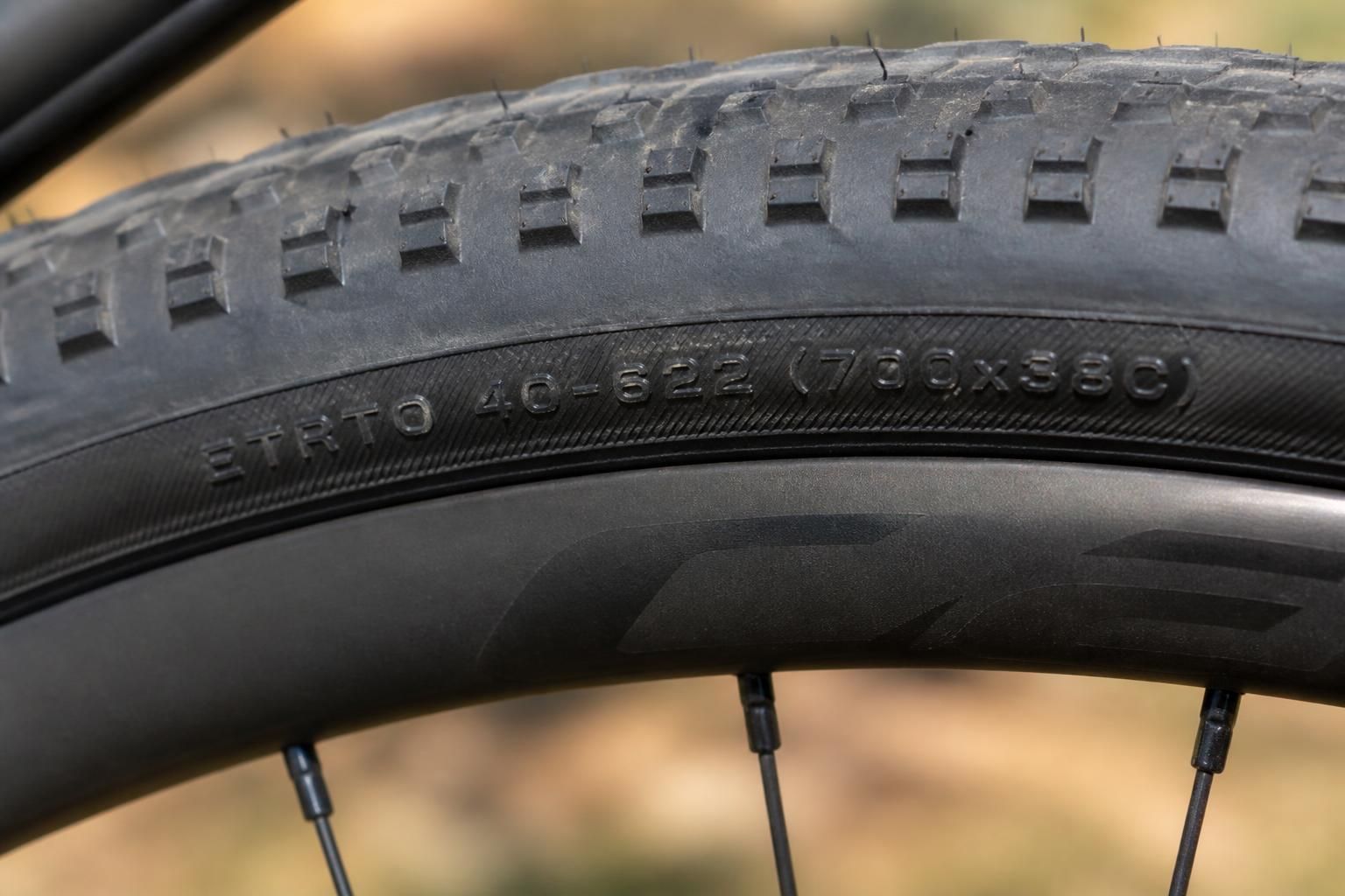 découvrez tout sur les pneus vélo : les différentes dimensions, types disponibles et les critères essentiels pour bien choisir votre pneu adapté à vos besoins.