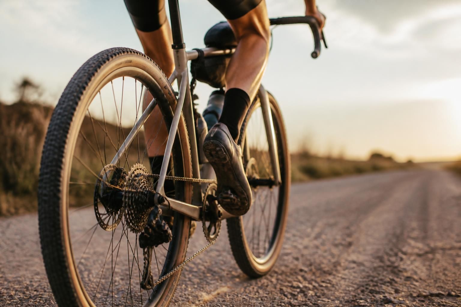découvrez comment choisir le pneu vélo idéal grâce à notre guide complet sur les dimensions, types et critères essentiels pour optimiser confort et performance.