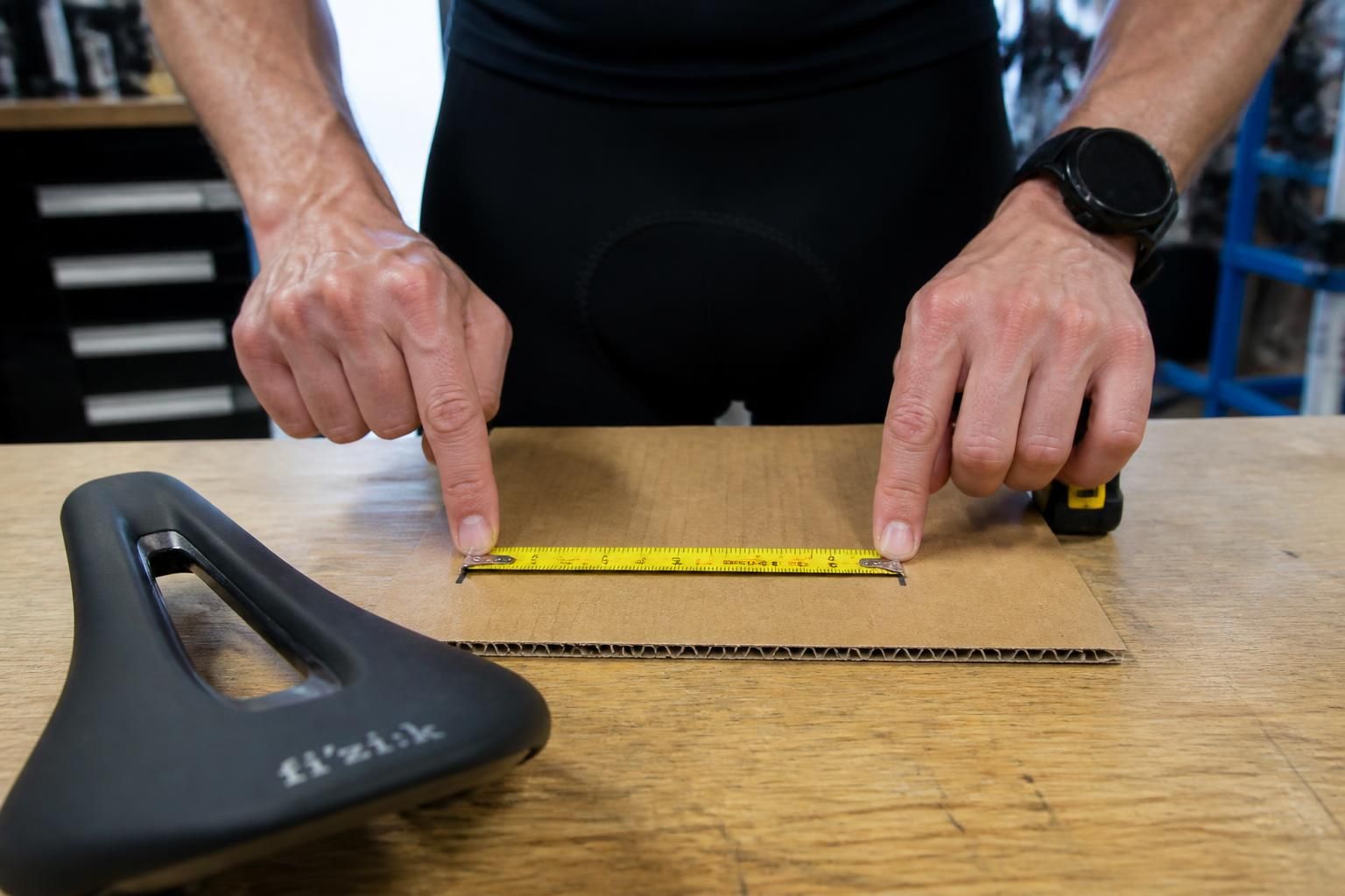 découvrez comment choisir la selle de vélo idéale en fonction de sa largeur, sa forme et d'autres critères essentiels pour votre confort et performance.