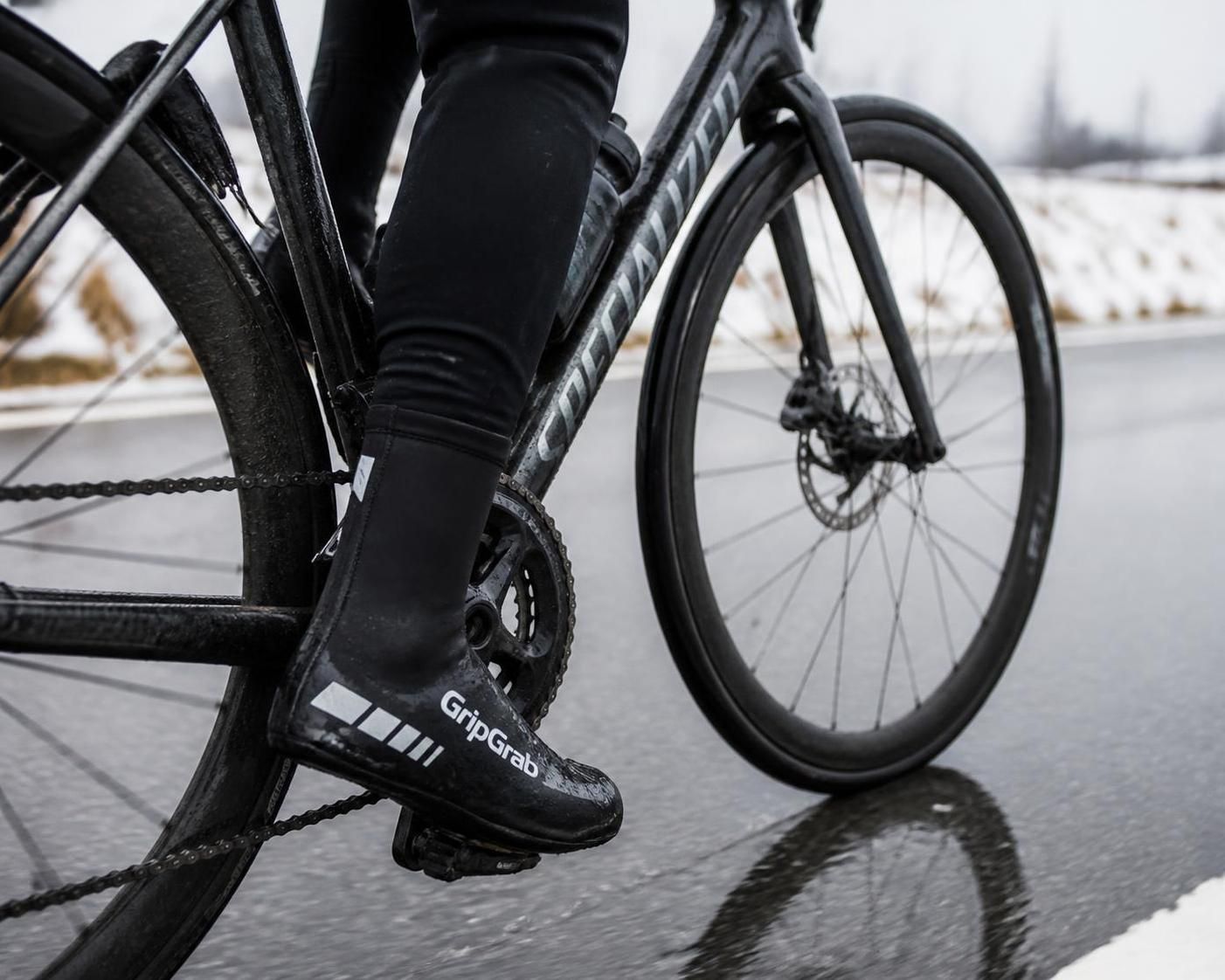 découvrez nos surchaussures vélo pour protéger vos pieds du froid et de la pluie tout en améliorant vos performances à chaque sortie.