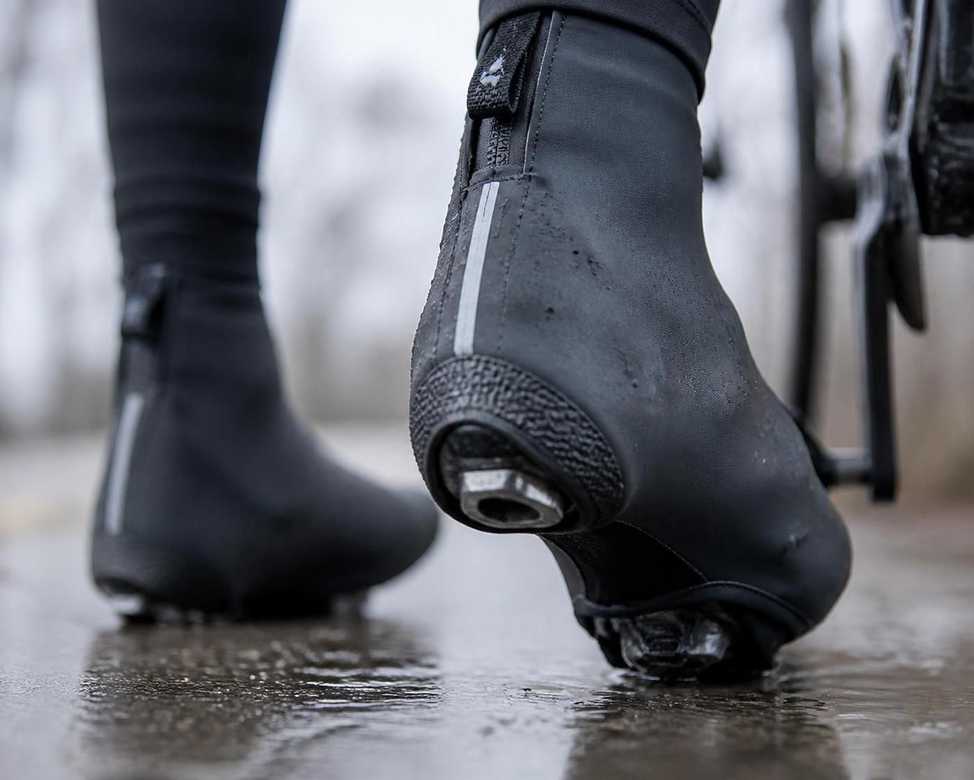découvrez nos surchaussures vélo pour protéger efficacement vos pieds du froid et de l'humidité, tout en améliorant votre confort et vos performances à vélo.