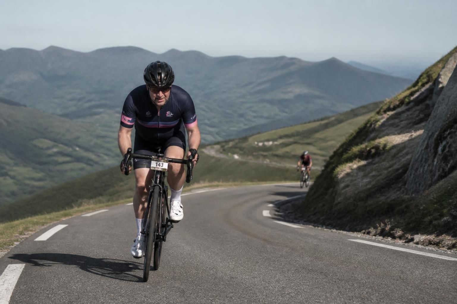 découvrez nos conseils complets pour bien débuter en cyclosportive : préparation physique, choix de l'équipement adapté et astuces pratiques pour réussir votre première sortie.