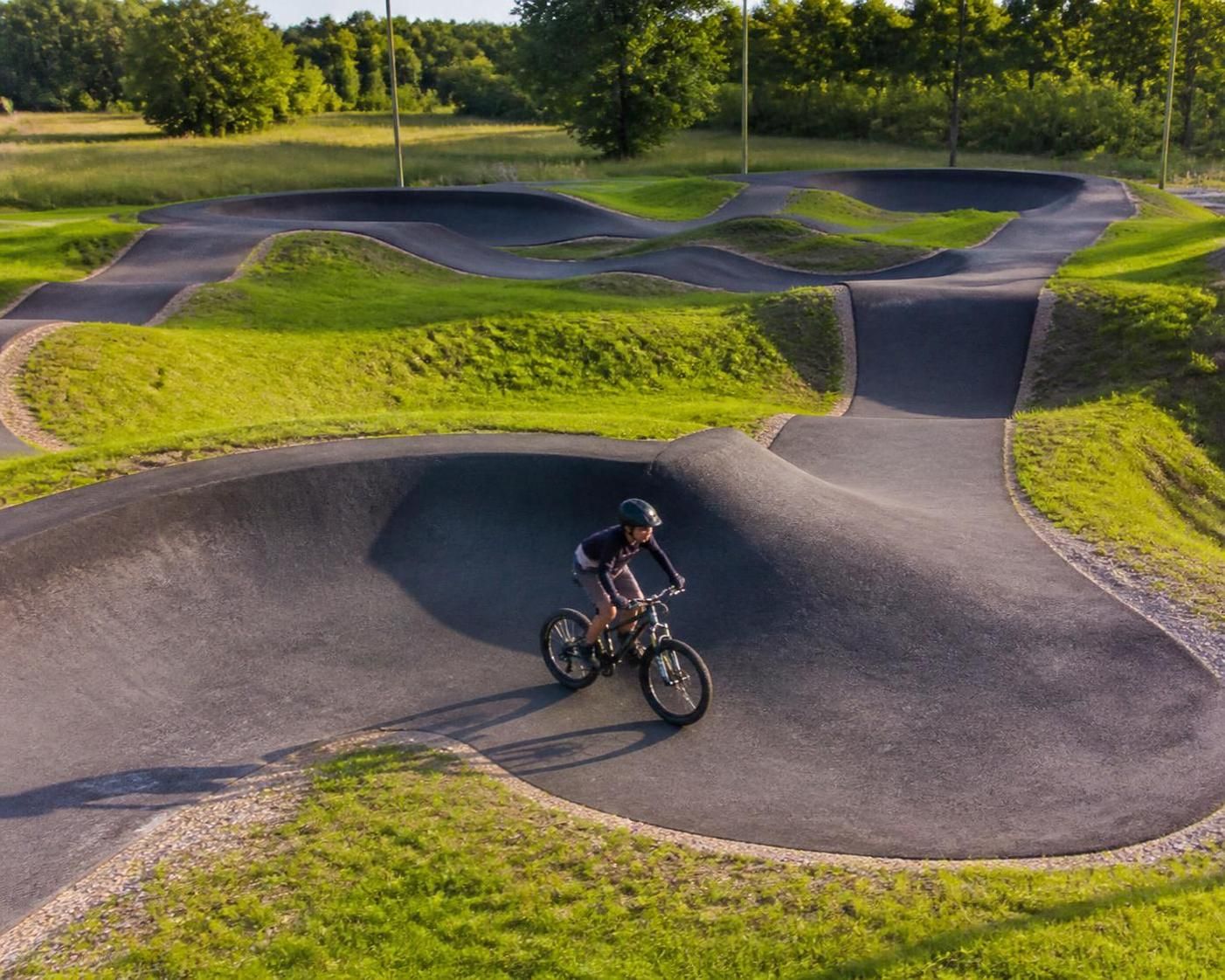 découvrez comment débuter en pumptrack et apprendre à prendre de la vitesse sans pédaler grâce à nos conseils pratiques et techniques adaptées aux débutants.