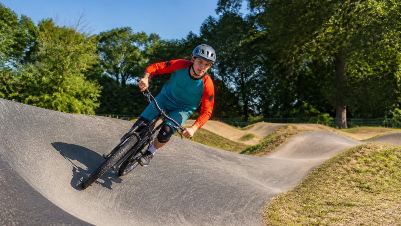 découvrez comment débuter en pumptrack et apprendre à prendre de la vitesse sans pédaler grâce à nos conseils faciles et efficaces.