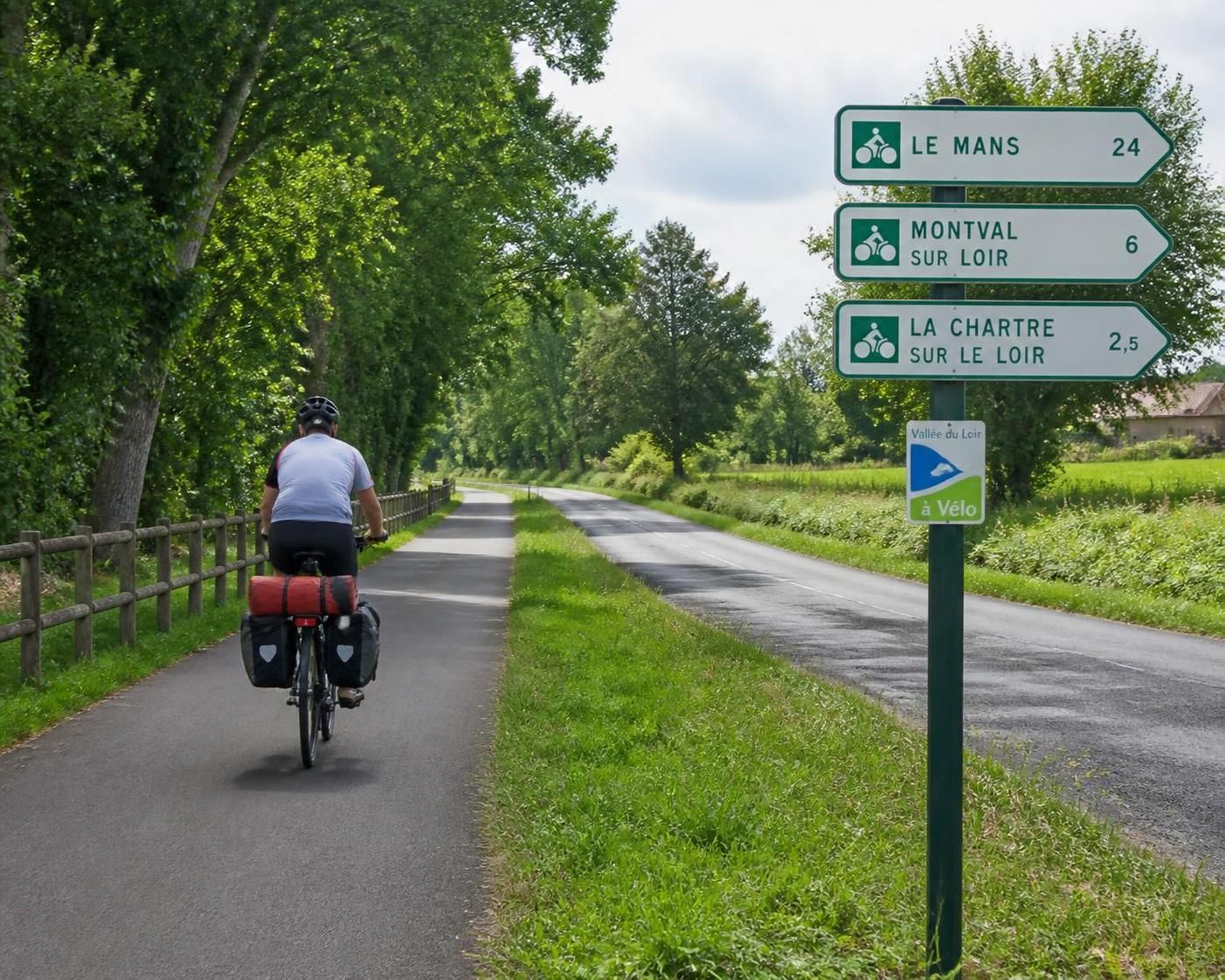 découvrez la définition d'une véloroute, sa signalisation spécifique et nos conseils pour bien préparer votre itinéraire à vélo en toute sécurité.