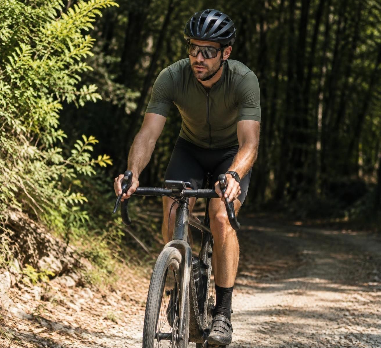 photochromiques, polarisées ou transparentes : découvrez quelles lunettes de vélo choisir selon la météo, la luminosité et votre pratique.